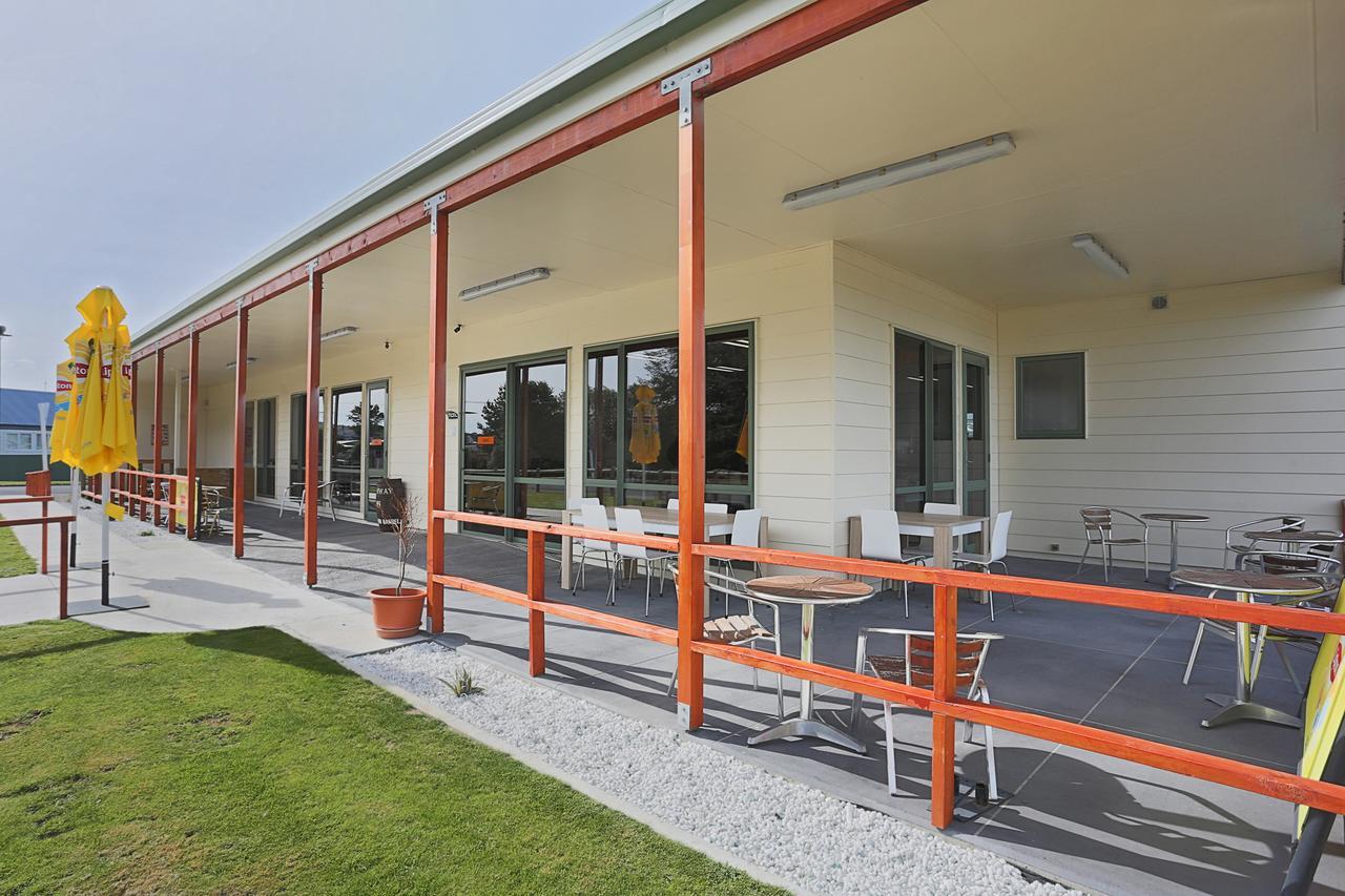 Tui Base Camp Hotel Tuatapere Exterior photo