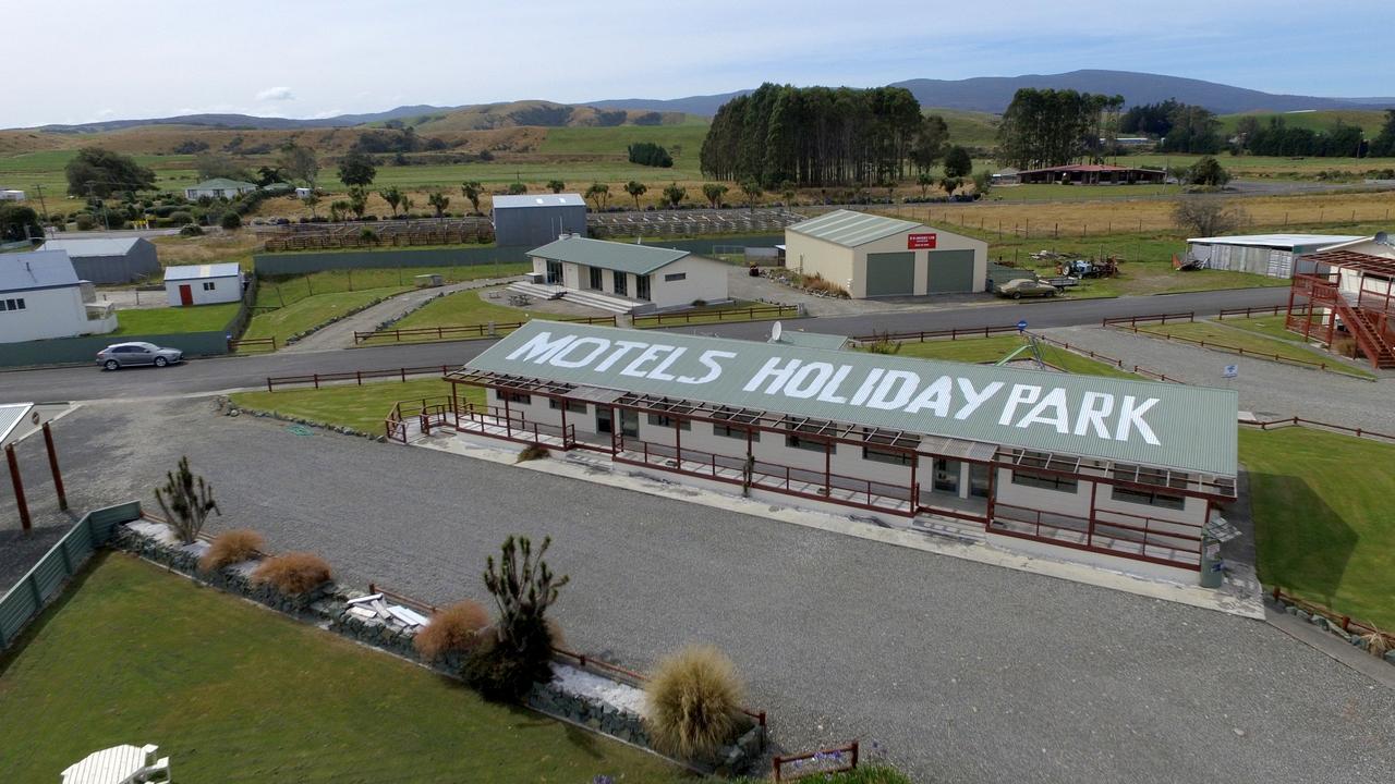 Tui Base Camp Hotel Tuatapere Exterior photo